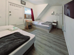 Quadruple private room with Netflix & laundry, balcony & self check-in